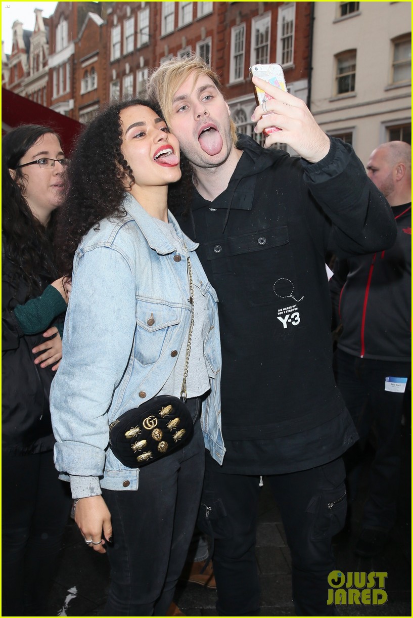 5 Seconds of Summer Greet Fans in London! 