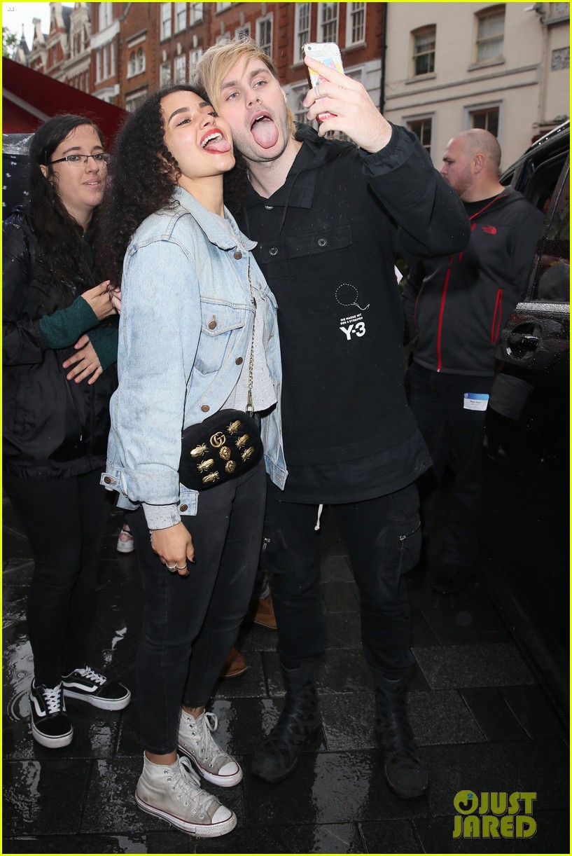 5 Seconds of Summer Greet Fans in London! 