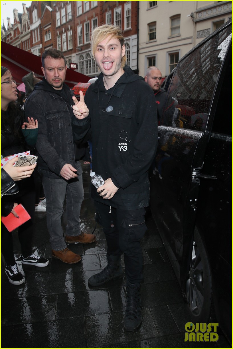 5 Seconds of Summer Greet Fans in London! 