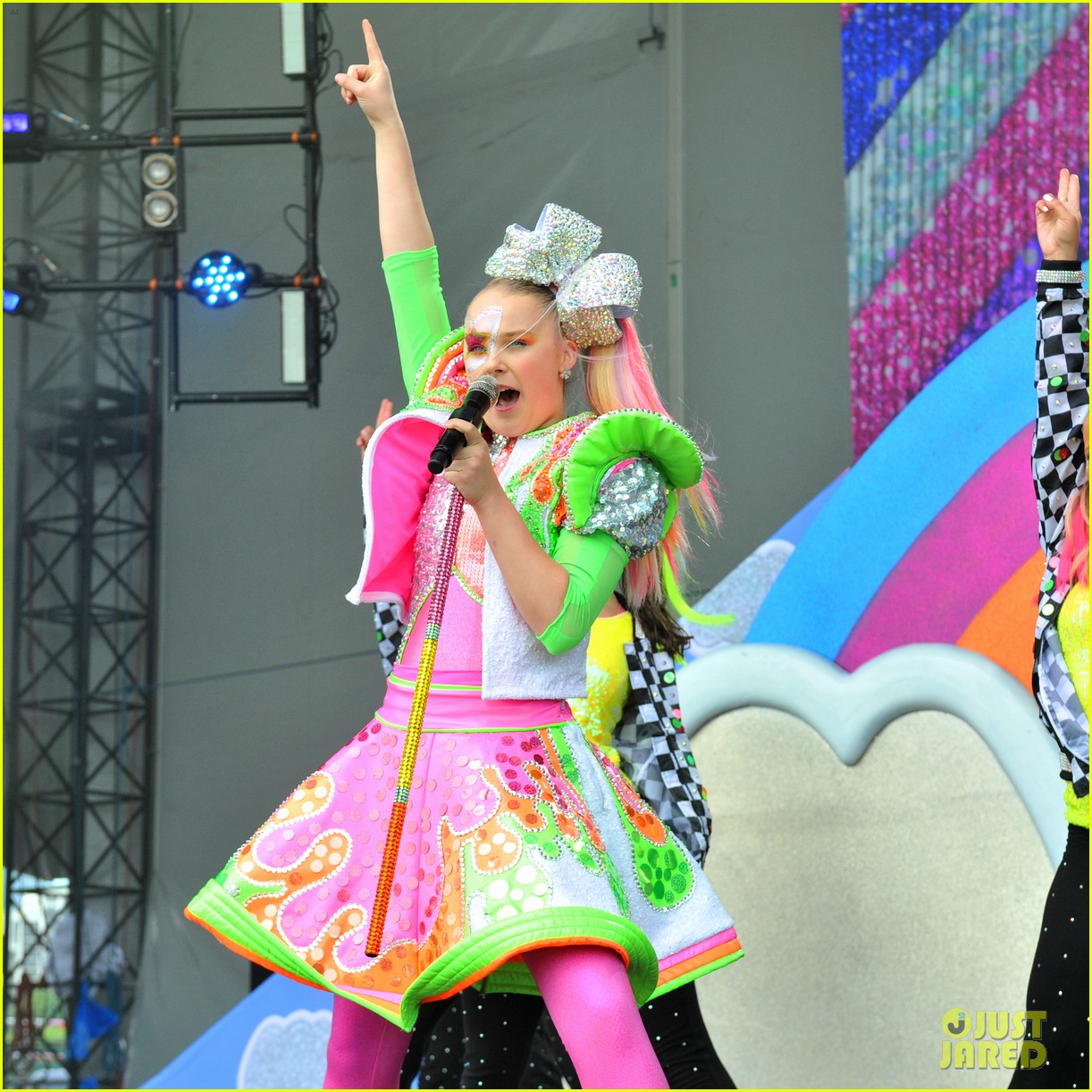 JoJo Siwa Owns the Stage at Nickelodeon Slimefest!