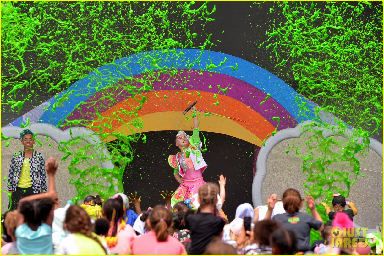 JoJo Siwa Owns the Stage at Nickelodeon Slimefest!