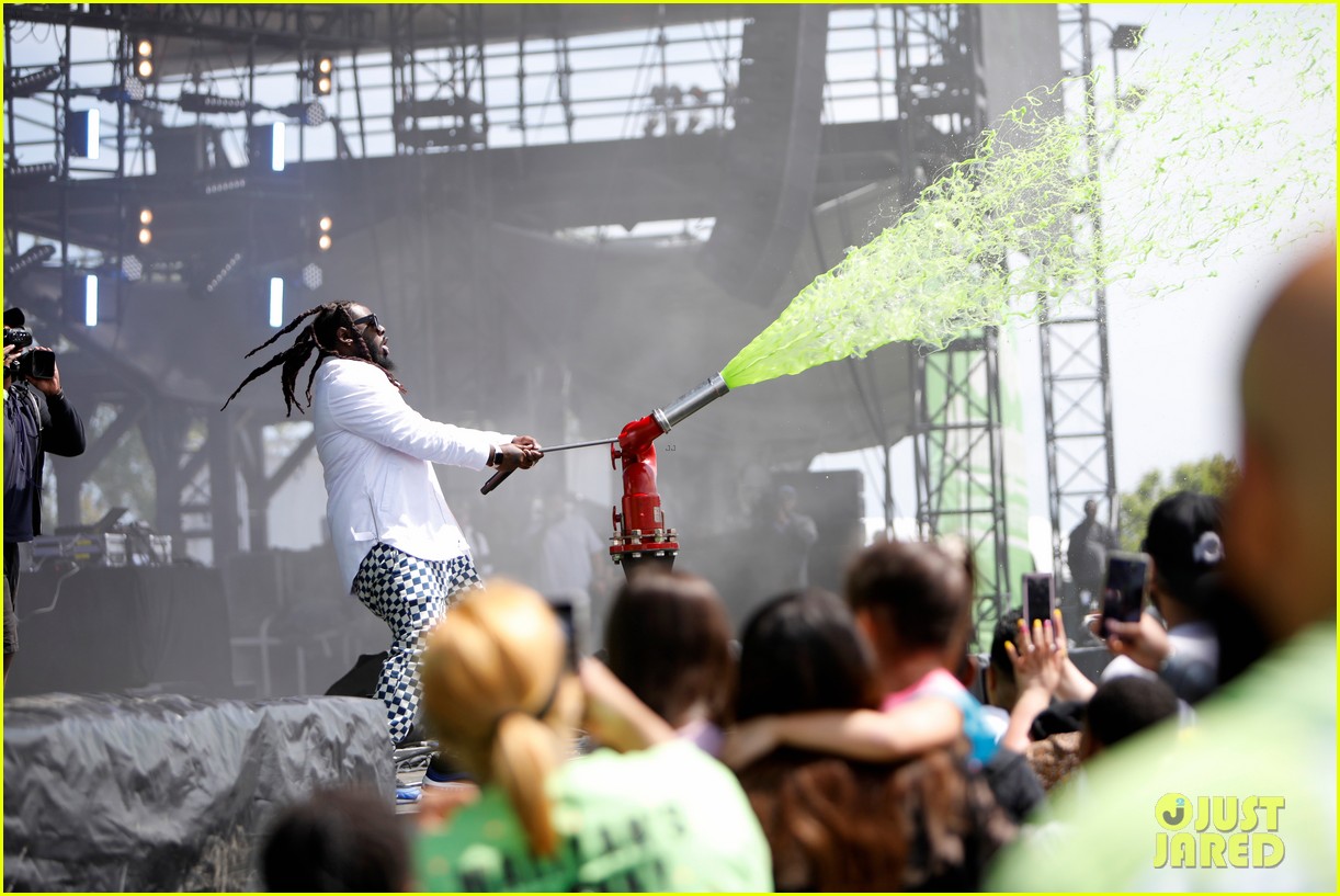 JoJo Siwa Owns the Stage at Nickelodeon Slimefest!