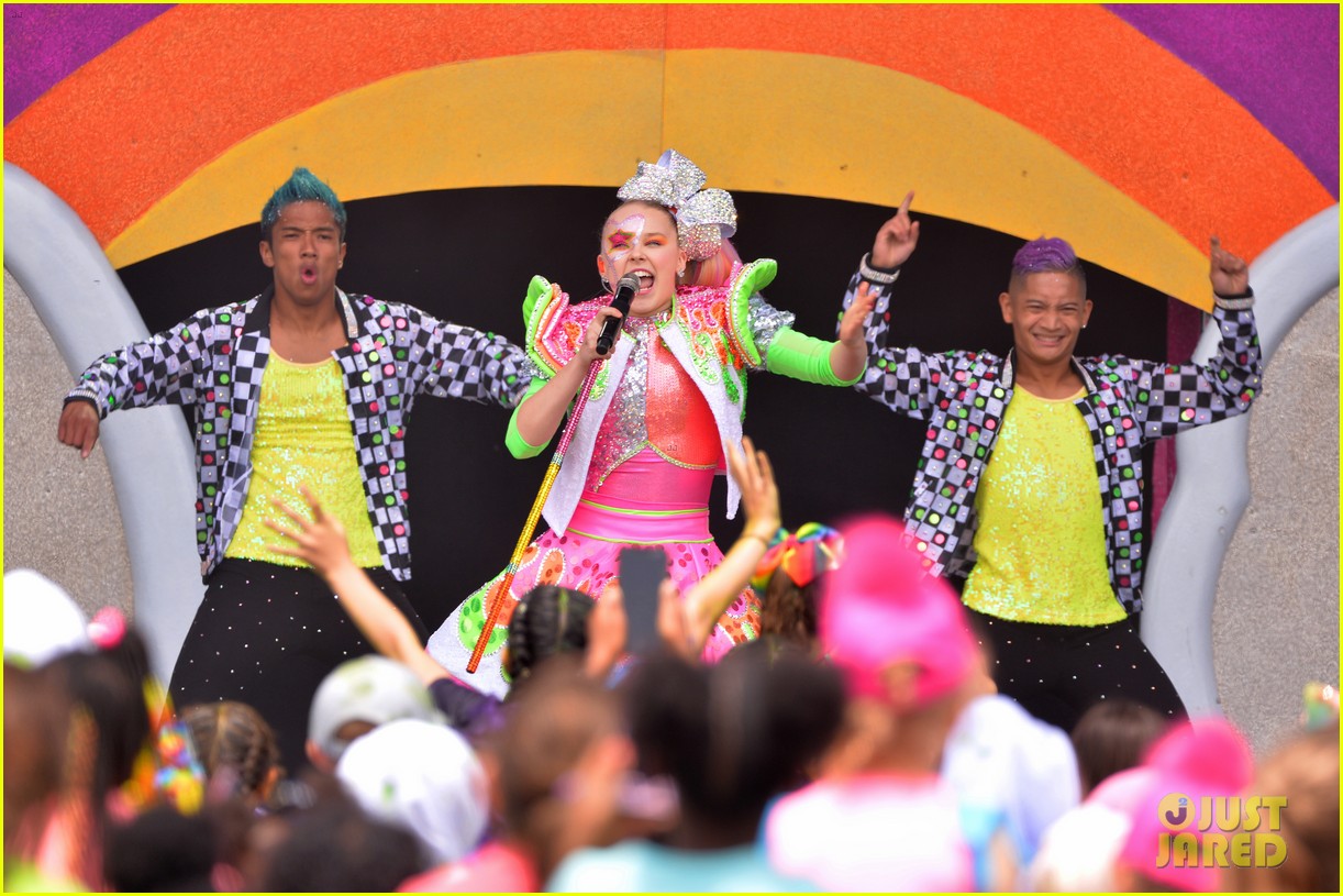 JoJo Siwa Owns the Stage at Nickelodeon Slimefest!