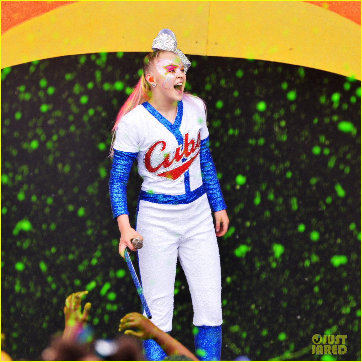JoJo Siwa Owns the Stage at Nickelodeon Slimefest!
