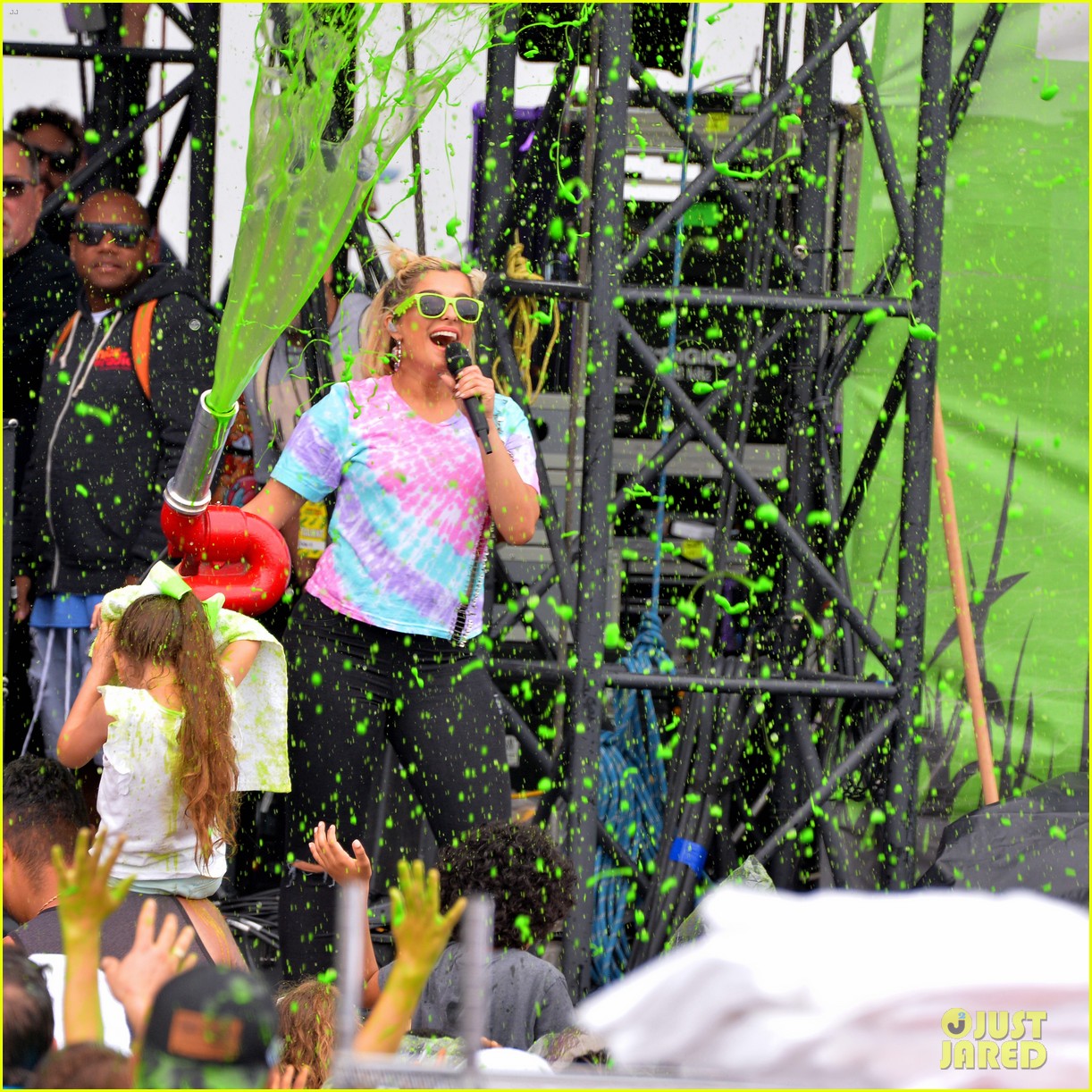 JoJo Siwa Owns the Stage at Nickelodeon Slimefest!