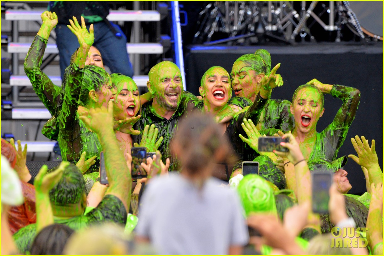 JoJo Siwa Owns the Stage at Nickelodeon Slimefest!