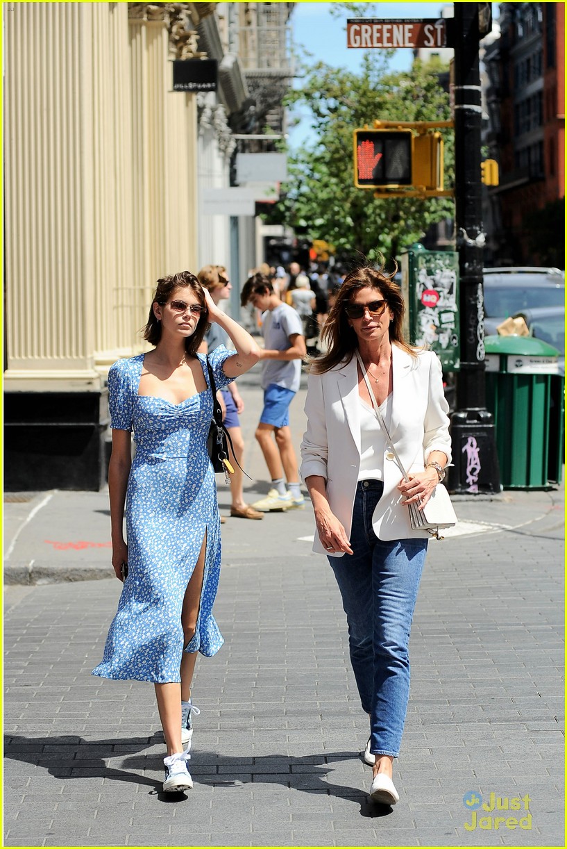 Kaia Gerber Debuts Cute New Bob Hairstyle in NYC