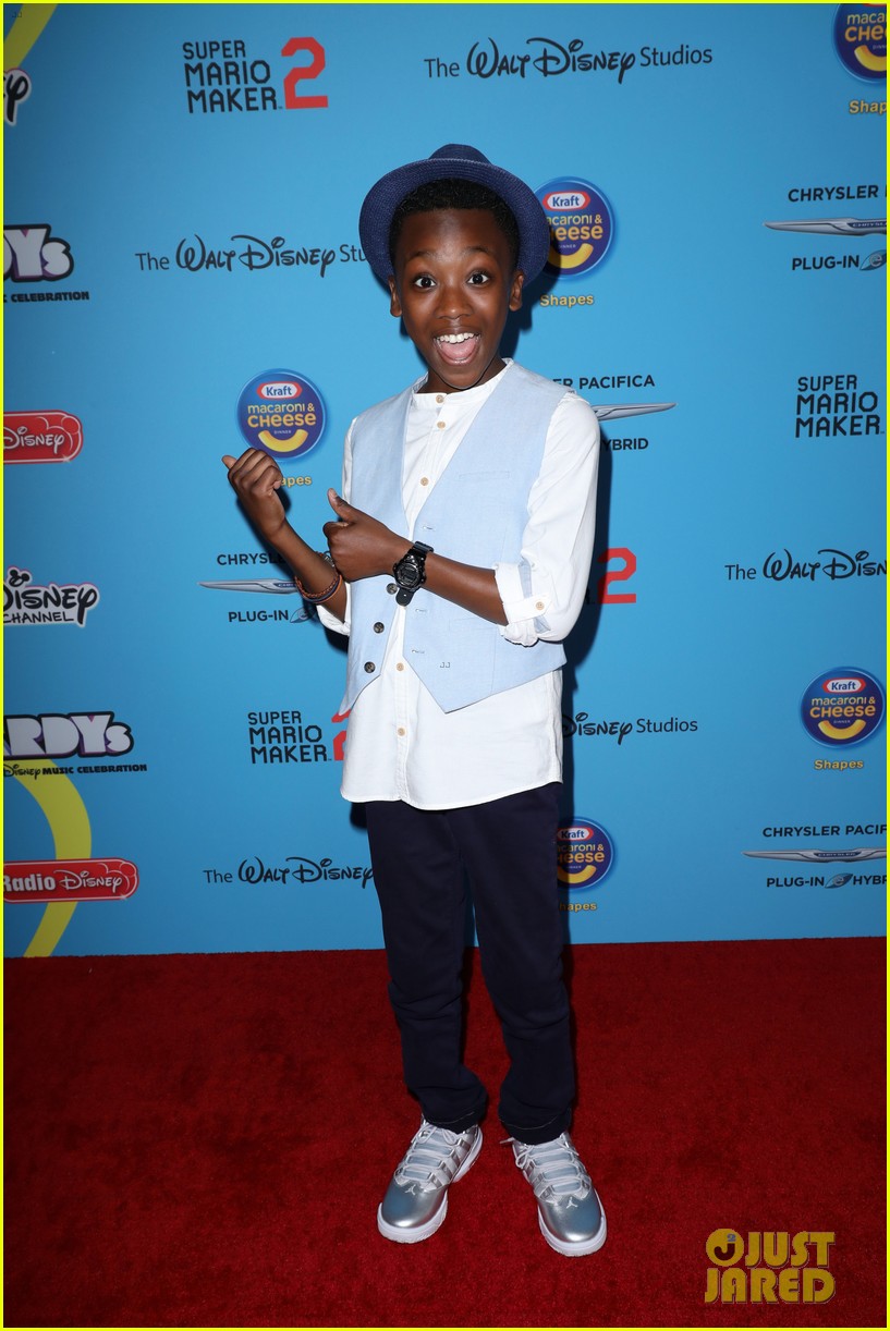 Kaylin Hayman & Ramon Reed 'Just Roll With It' at ARDYs 2019