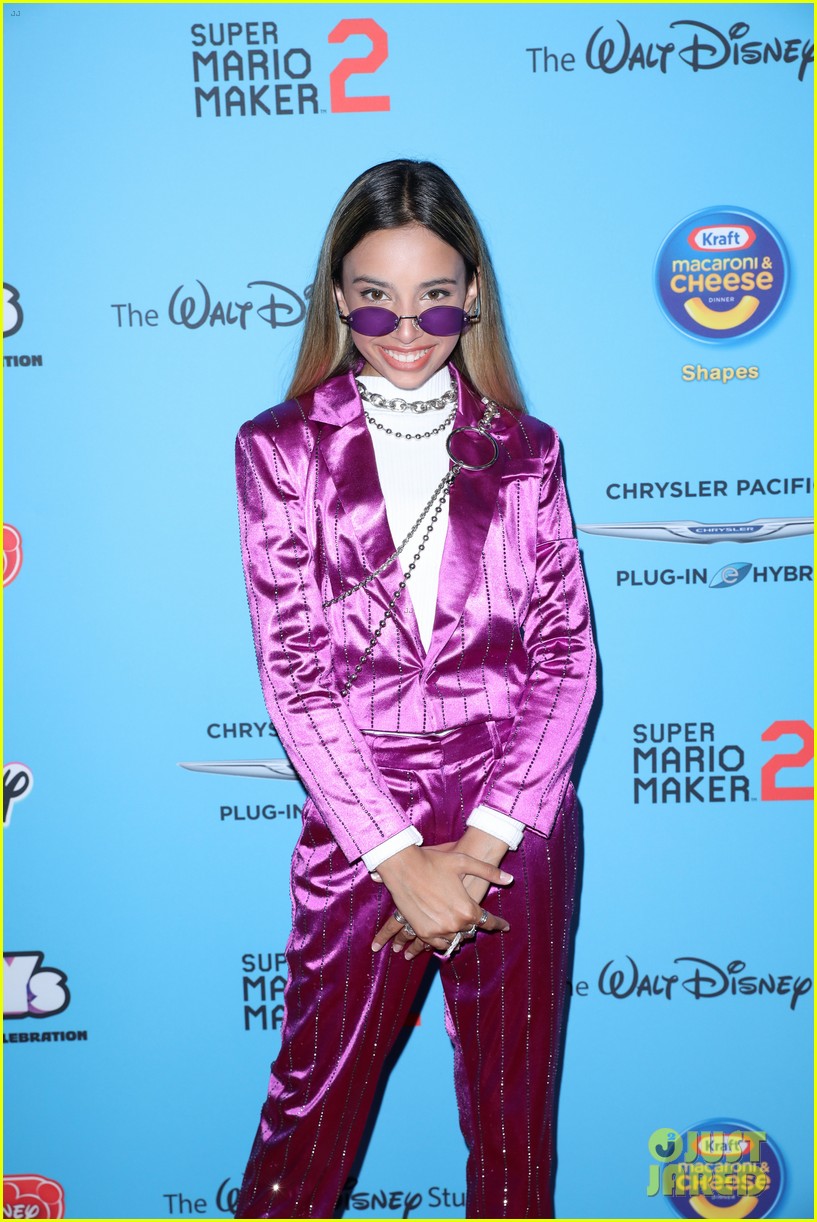 Kaylin Hayman & Ramon Reed 'Just Roll With It' at ARDYs 2019