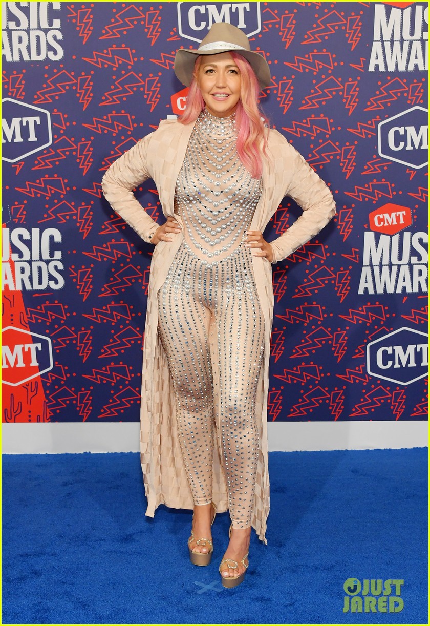Lauren Alaina & Danielle Bradbery Get Dolled Up for CMT Music Awards 2019!