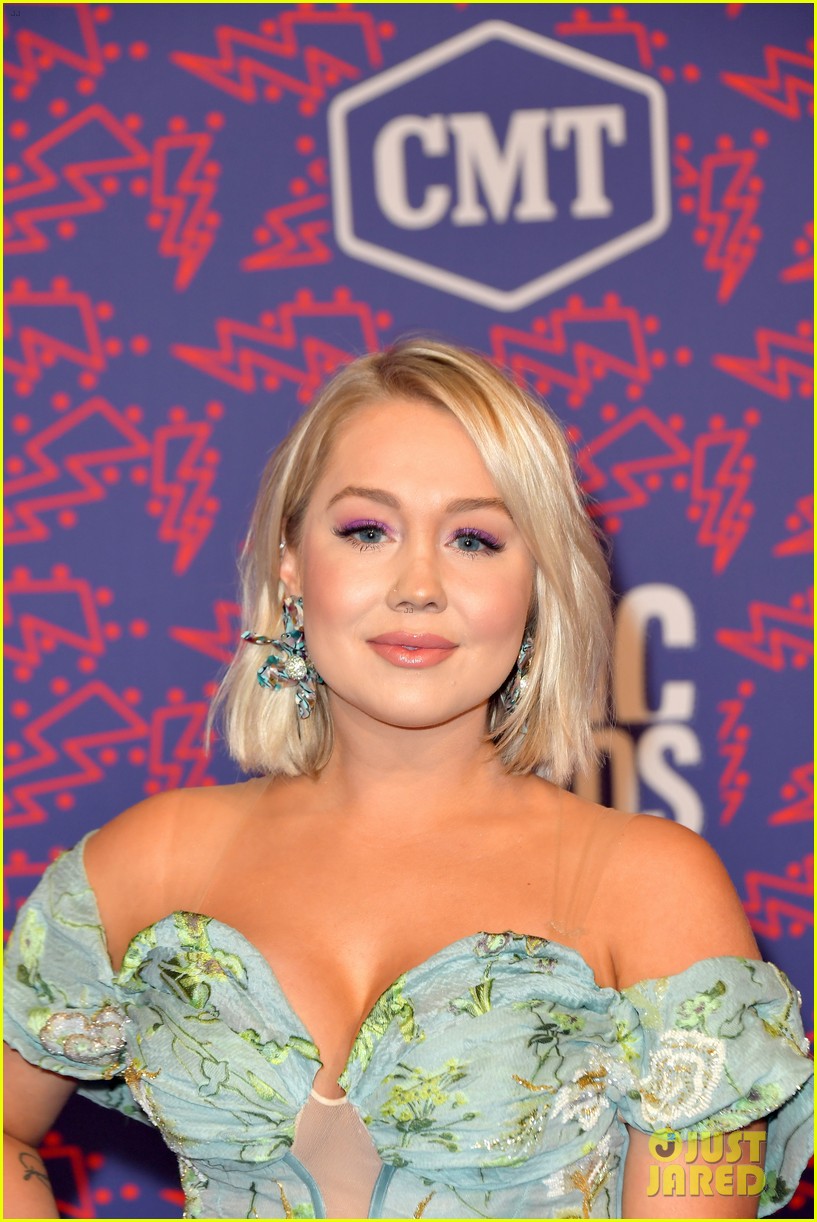 Lauren Alaina & Danielle Bradbery Get Dolled Up for CMT Music Awards 2019!
