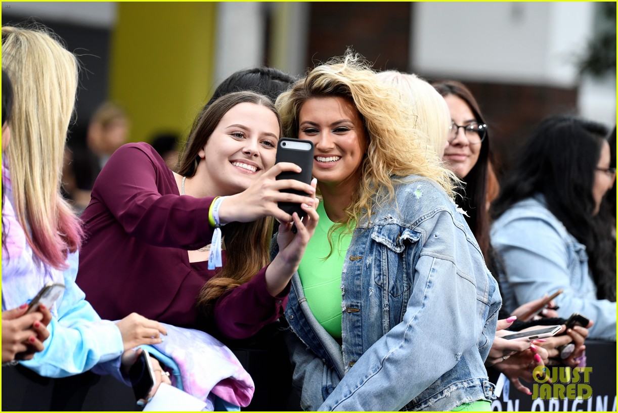 Sofia Carson & Tori Kelly Head Straight For the Fans at the Jonas Brothers' 'Chasing Happiness' Documentary Premiere