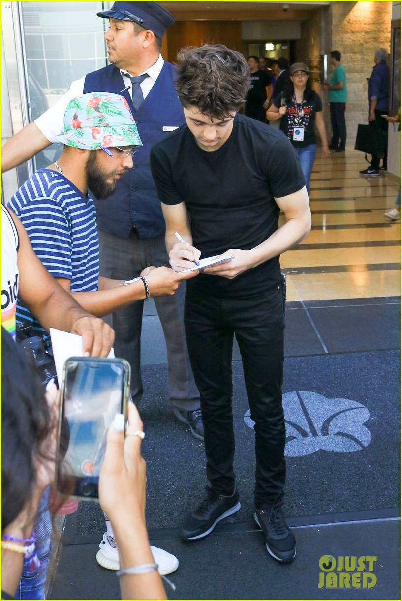 Asher Angel is All Smiles While Greeting Fans at Comic-Con 2019!