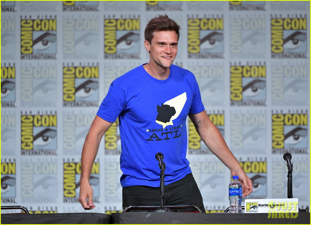Grant Gustin Joins 'The Flash' Co-Stars at Comic Con 2019!