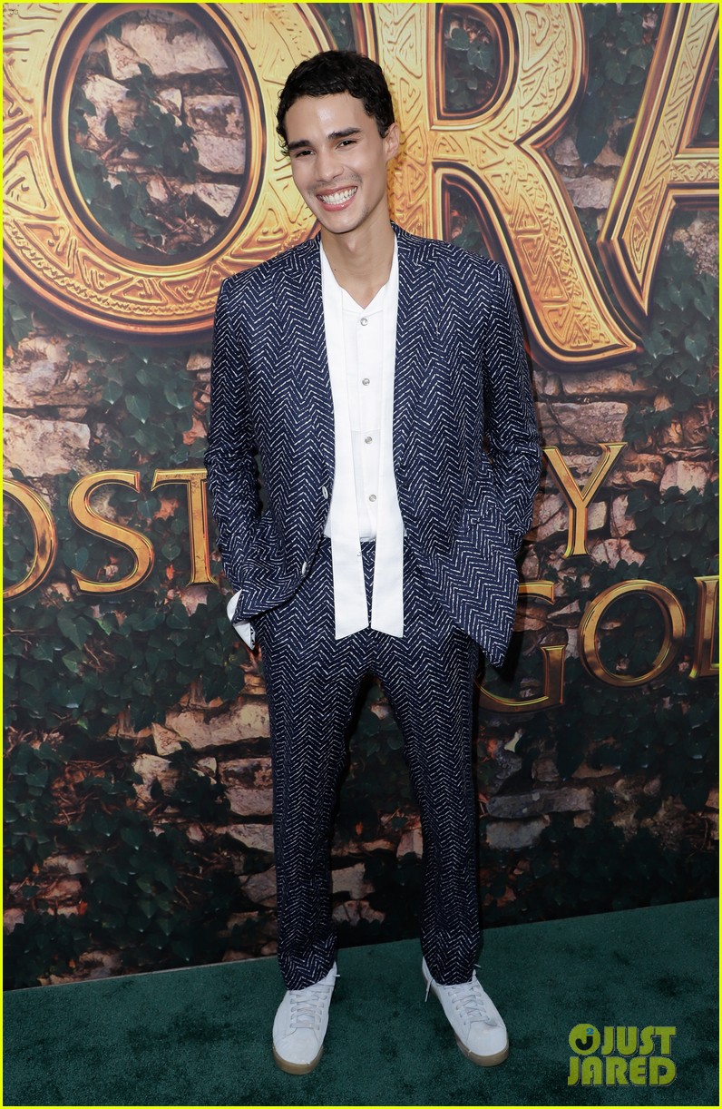 Isabela Moner Visits Smithsonian Zoo For 'Dora' Screening!