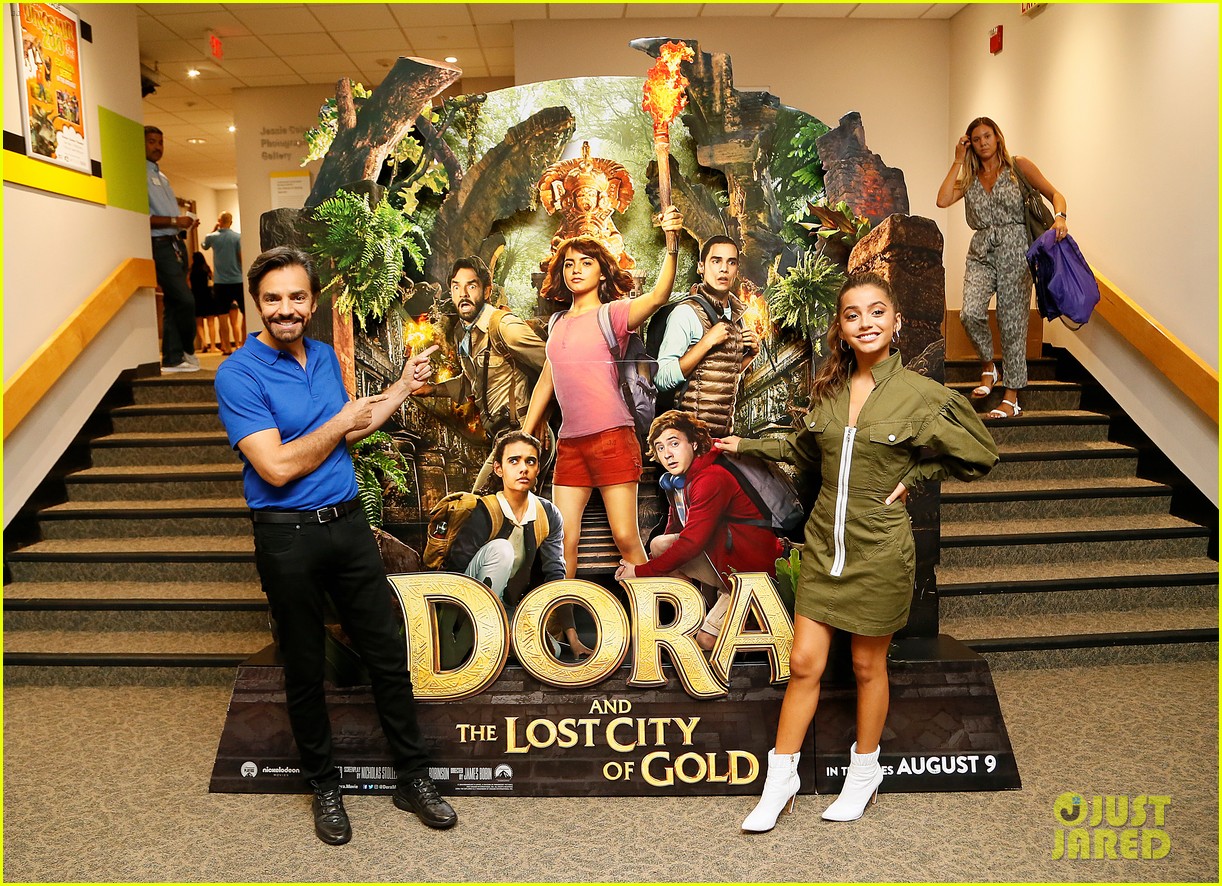 Isabela Moner Visits Smithsonian Zoo For 'Dora' Screening!