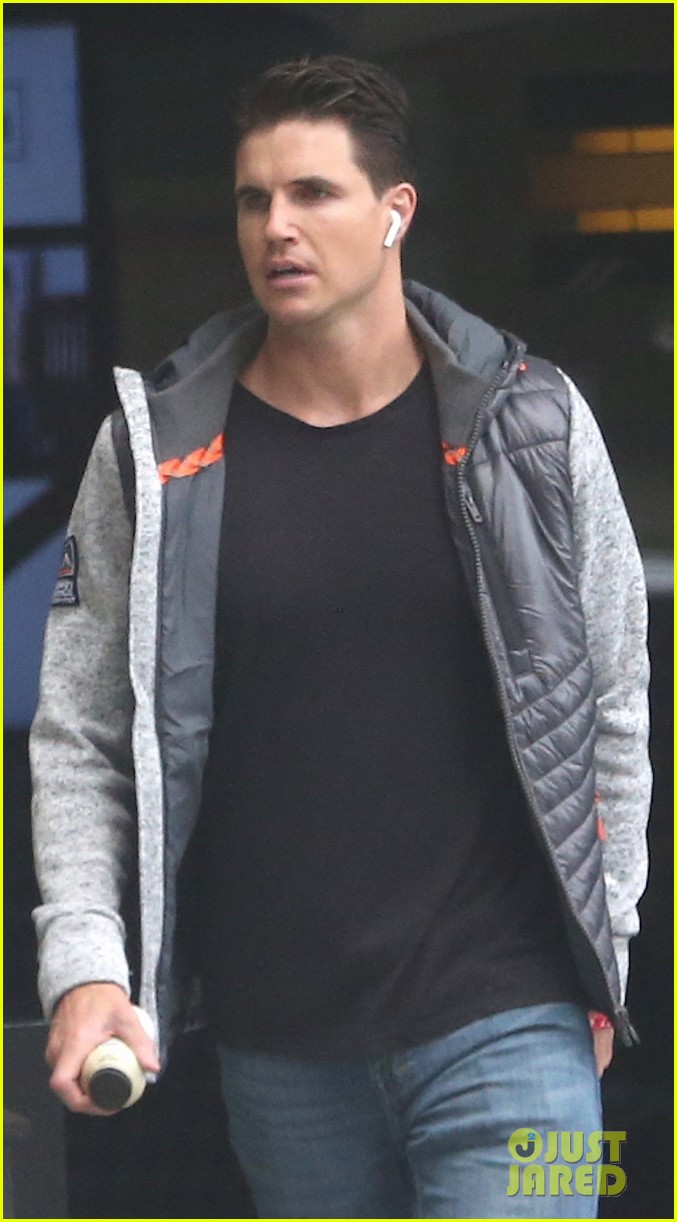 Italia Ricci & Stephen Amell Pick Up Snacks In Perth