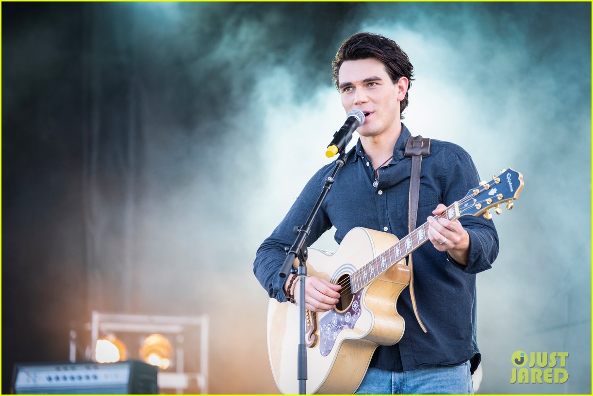 KJ Apa & Britt Robertson Find Love in Touching 'I Still Believe' Trailer - Watch!