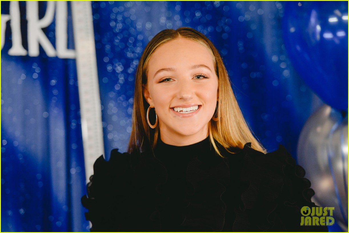 Sabrina Carpenter Pops in Yellow at 'Tall Girl' Photo Call