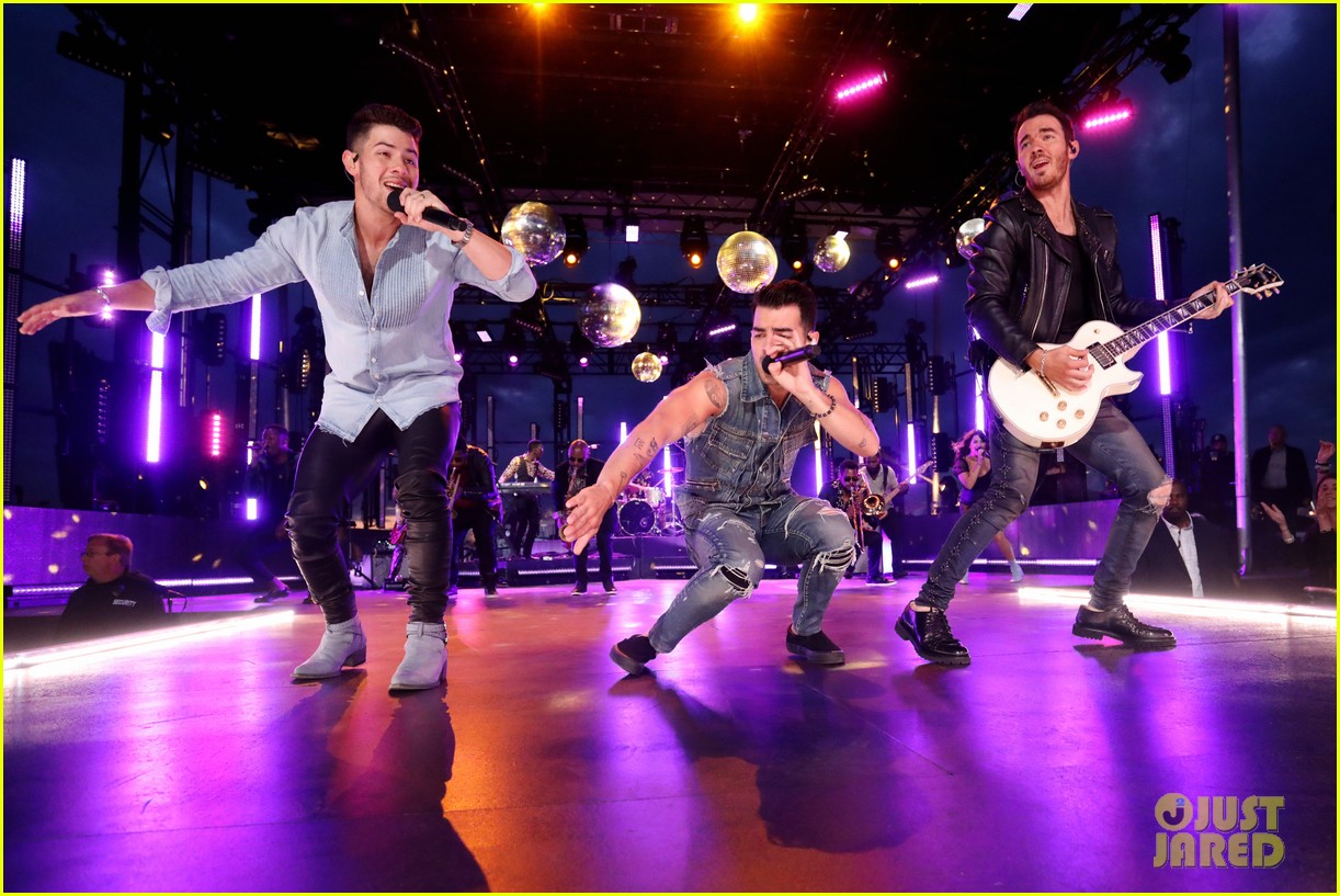 Jonas Brothers Take Home First MTV VMAs Award for 'Sucker!'