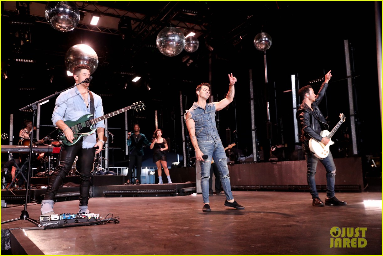 Jonas Brothers Take Home First MTV VMAs Award for 'Sucker!'