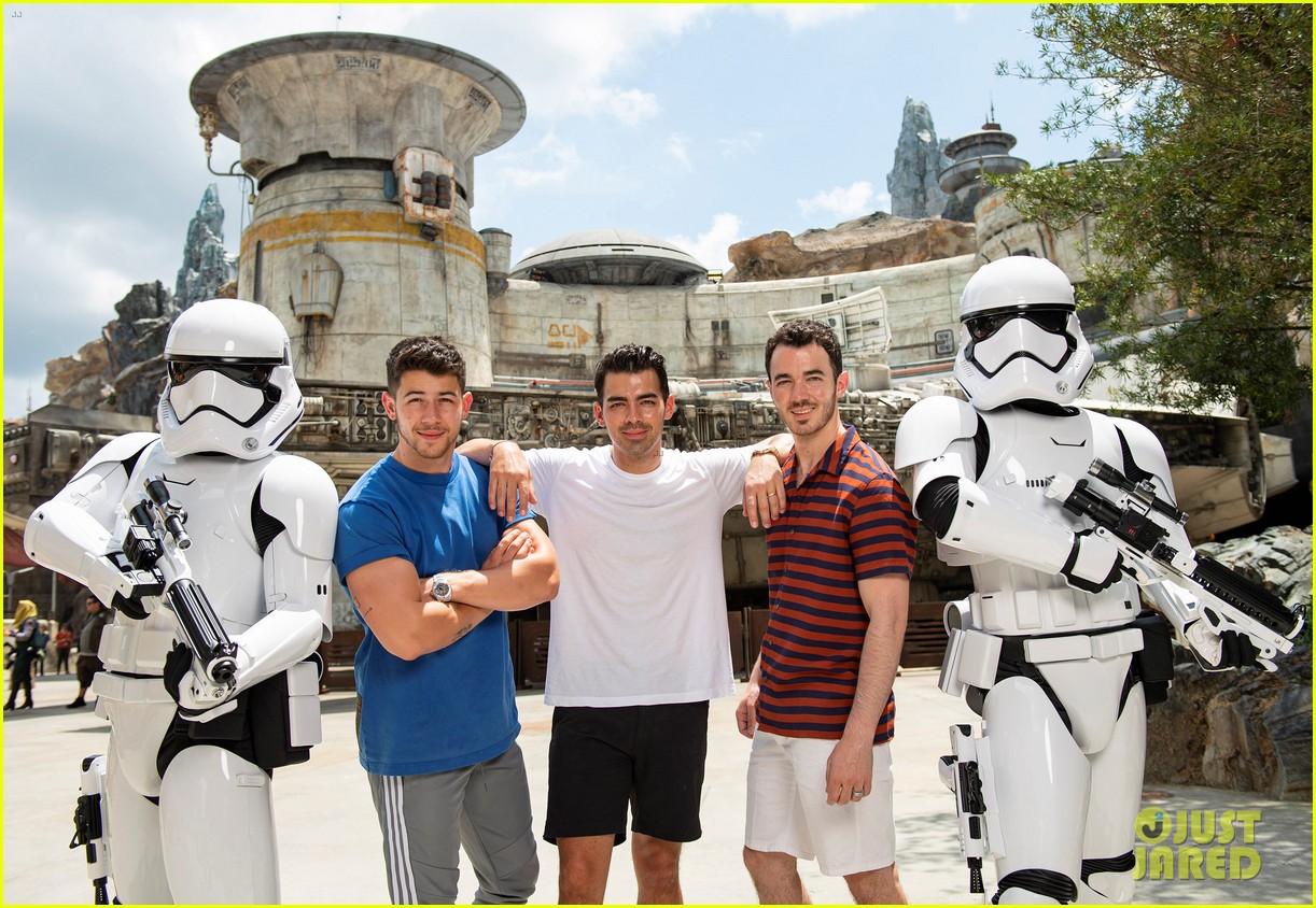 Nick, Joe, & Kevin Jonas Get an Early Visit at Star Wars Land!