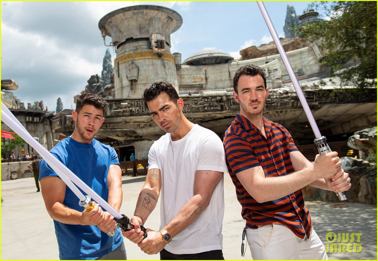 Nick, Joe, & Kevin Jonas Get an Early Visit at Star Wars Land!