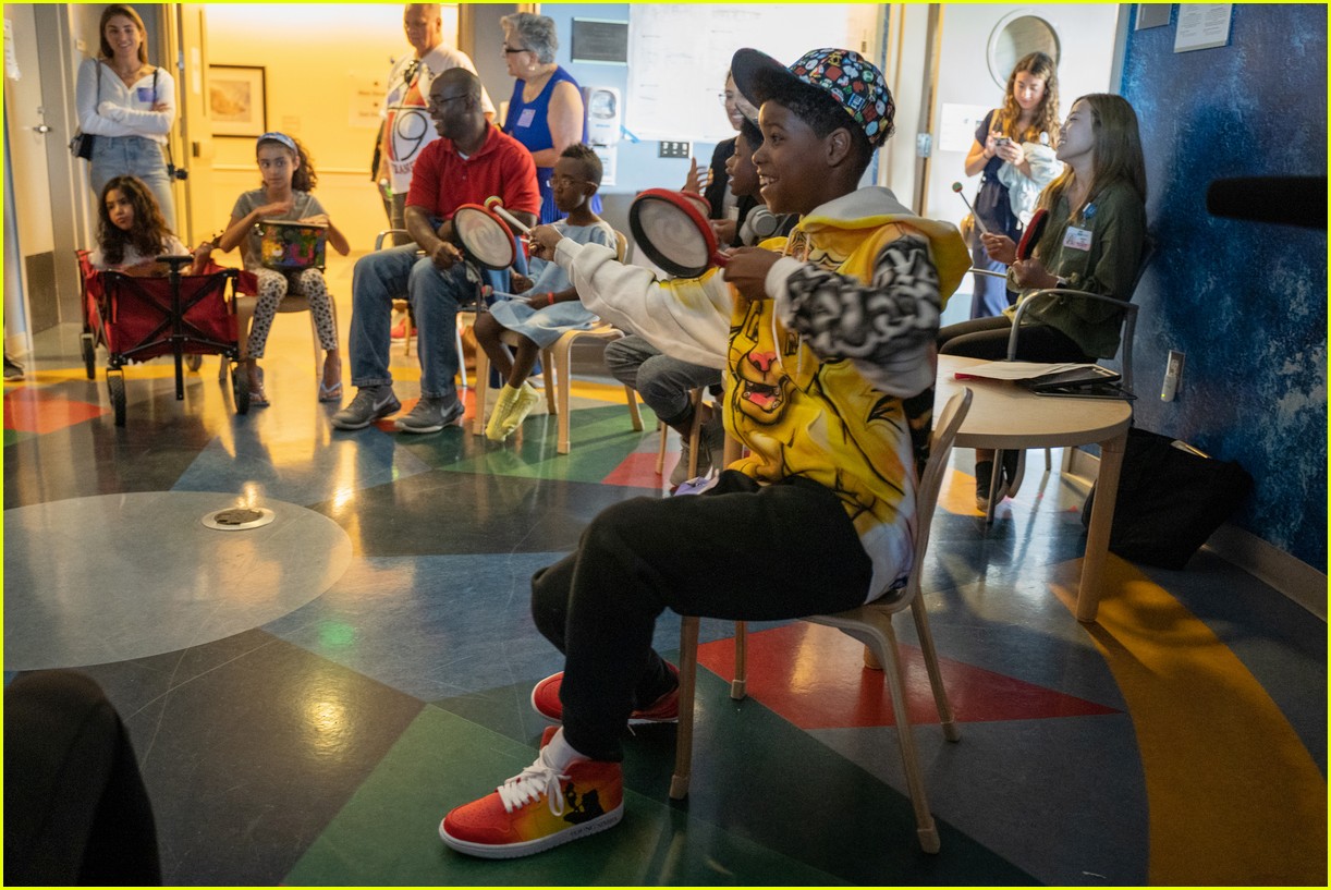 The Lion King's JD McCrary Sings for Kids at Children's Hospital