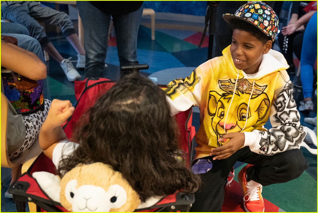 The Lion King's JD McCrary Sings for Kids at Children's Hospital