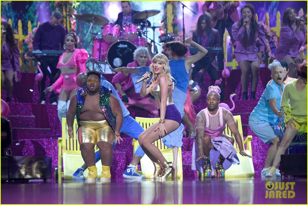 Taylor Swift Recreates 'You Need to Calm Down' Video Live at VMAs 2019!