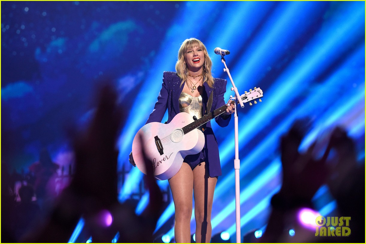 Taylor Swift Recreates 'You Need to Calm Down' Video Live at VMAs 2019!