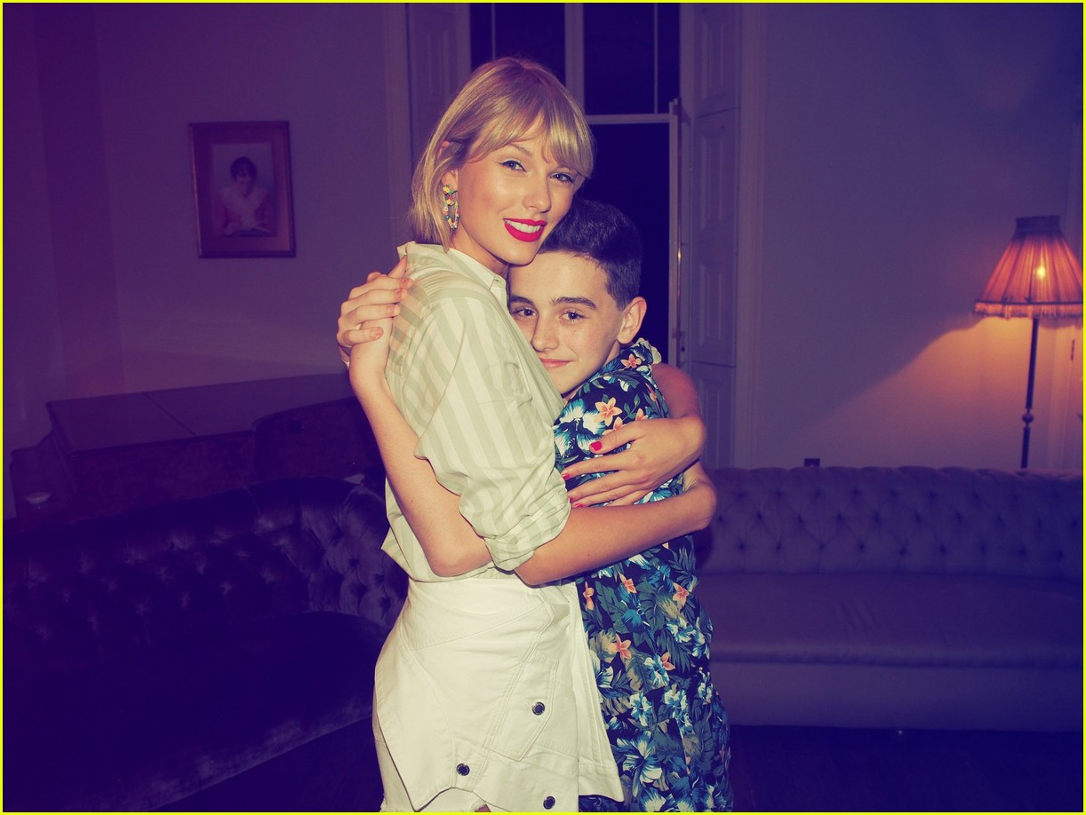 Taylor Swift Has Fun With Fans in 'Lover' Secret Session Photos!