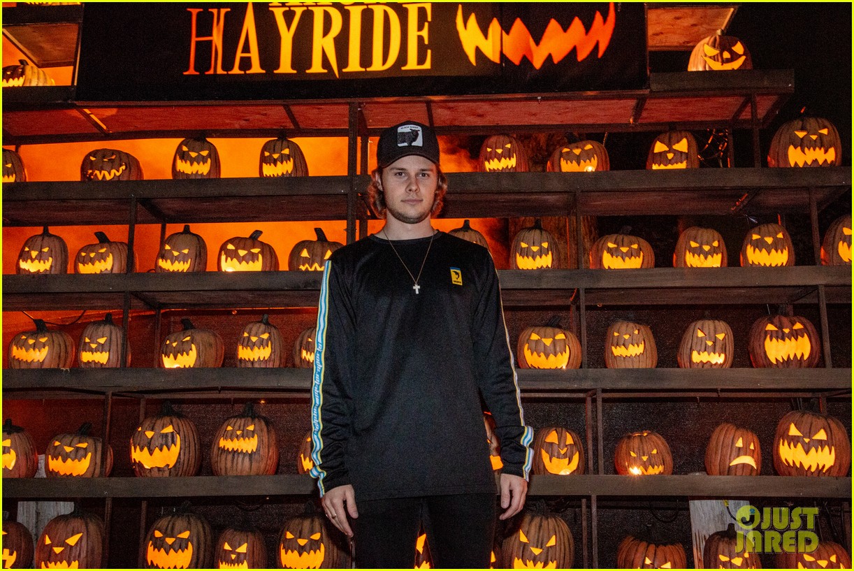 Euphoria's Storm Reid & Sydney Sweeney Get First Look at LA's Haunted Hayride!