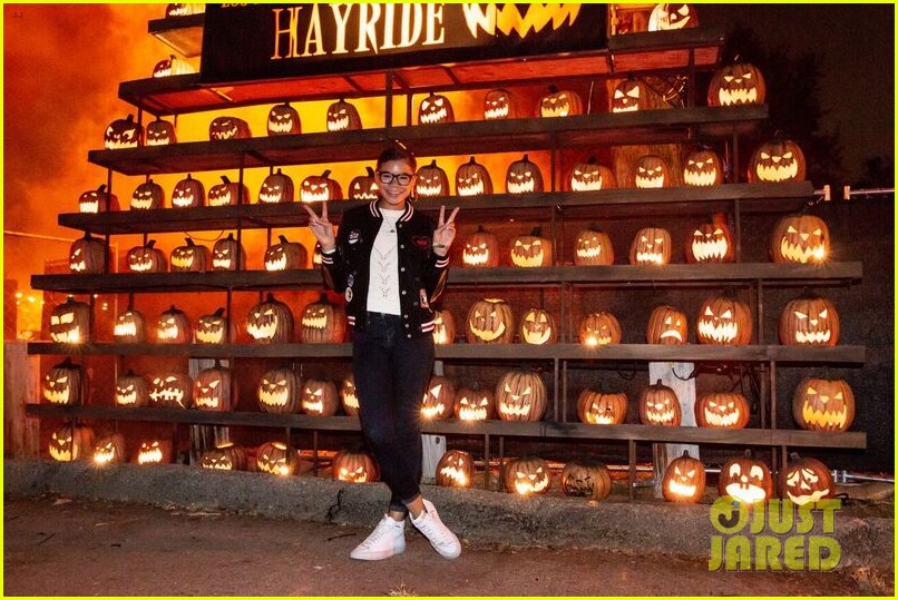 Euphoria's Storm Reid & Sydney Sweeney Get First Look at LA's Haunted Hayride!