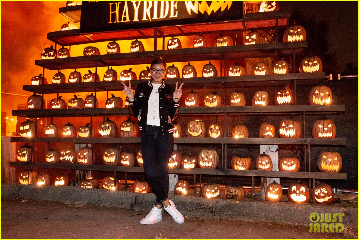 Euphoria's Storm Reid & Sydney Sweeney Get First Look at LA's Haunted Hayride!