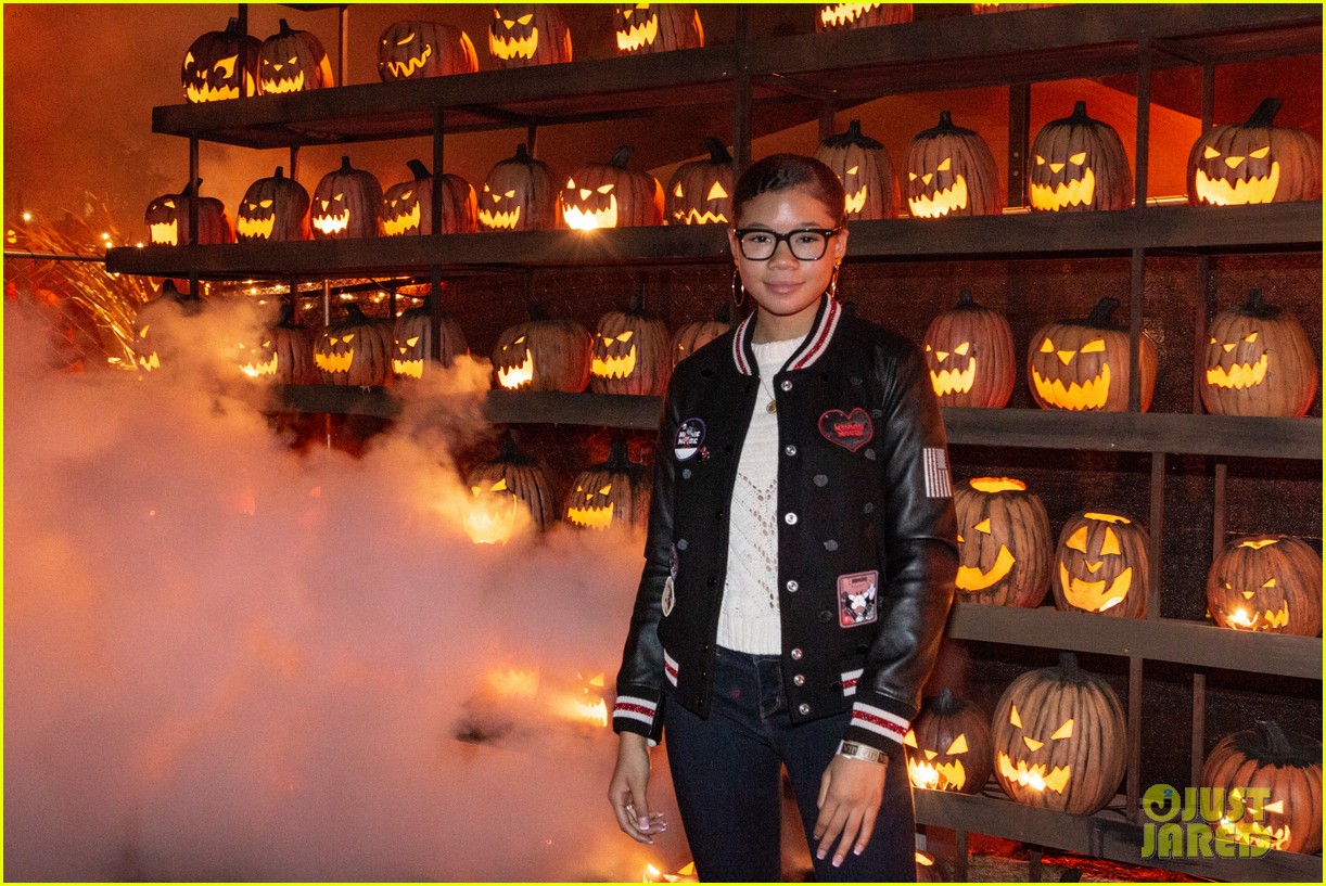Euphoria's Storm Reid & Sydney Sweeney Get First Look at LA's Haunted Hayride!