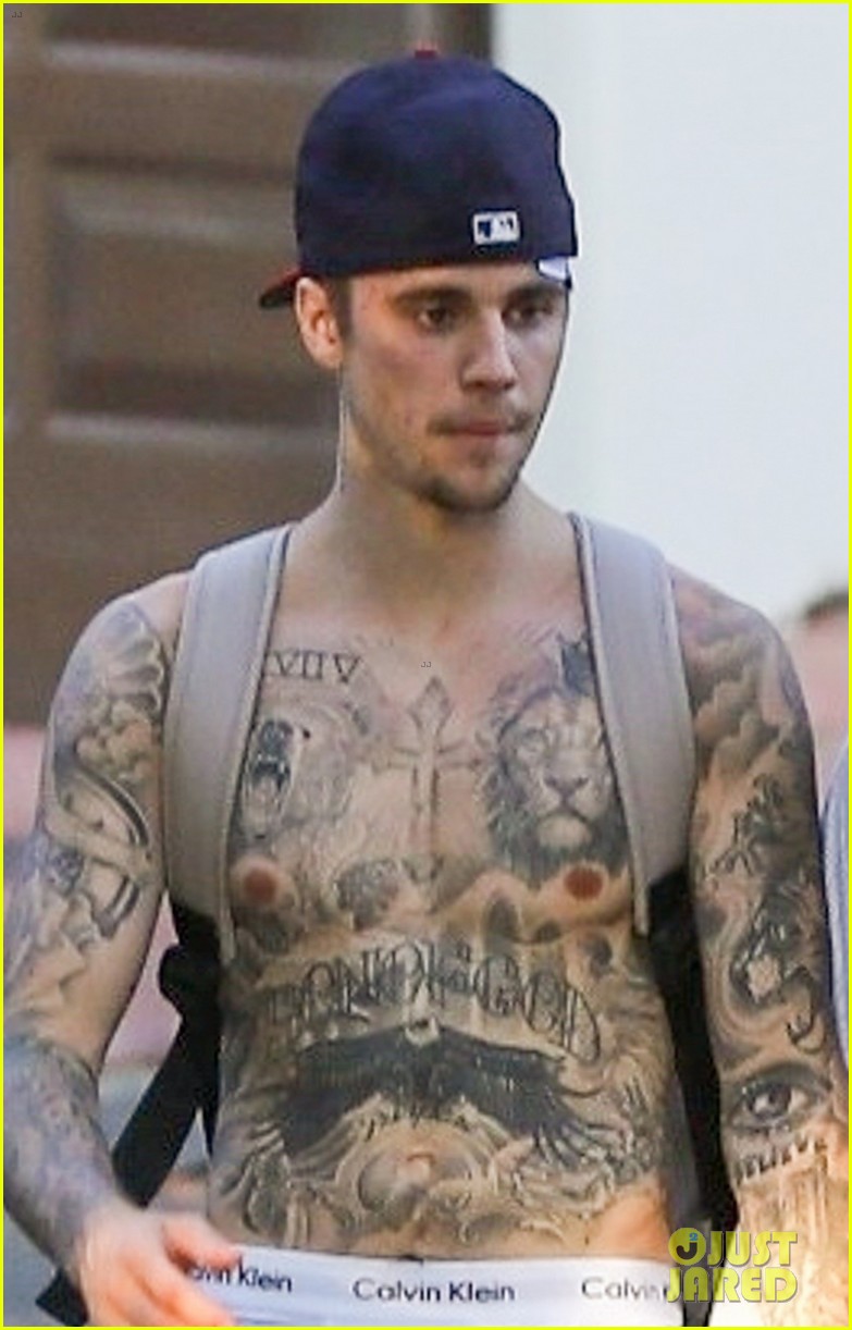 Shirtless Justin Bieber & Wife Hailey Hold Hands on Hike!