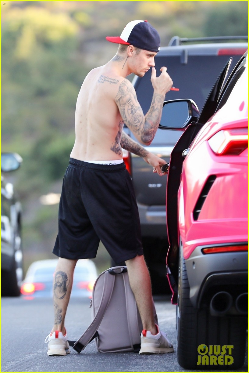 Shirtless Justin Bieber & Wife Hailey Hold Hands on Hike!