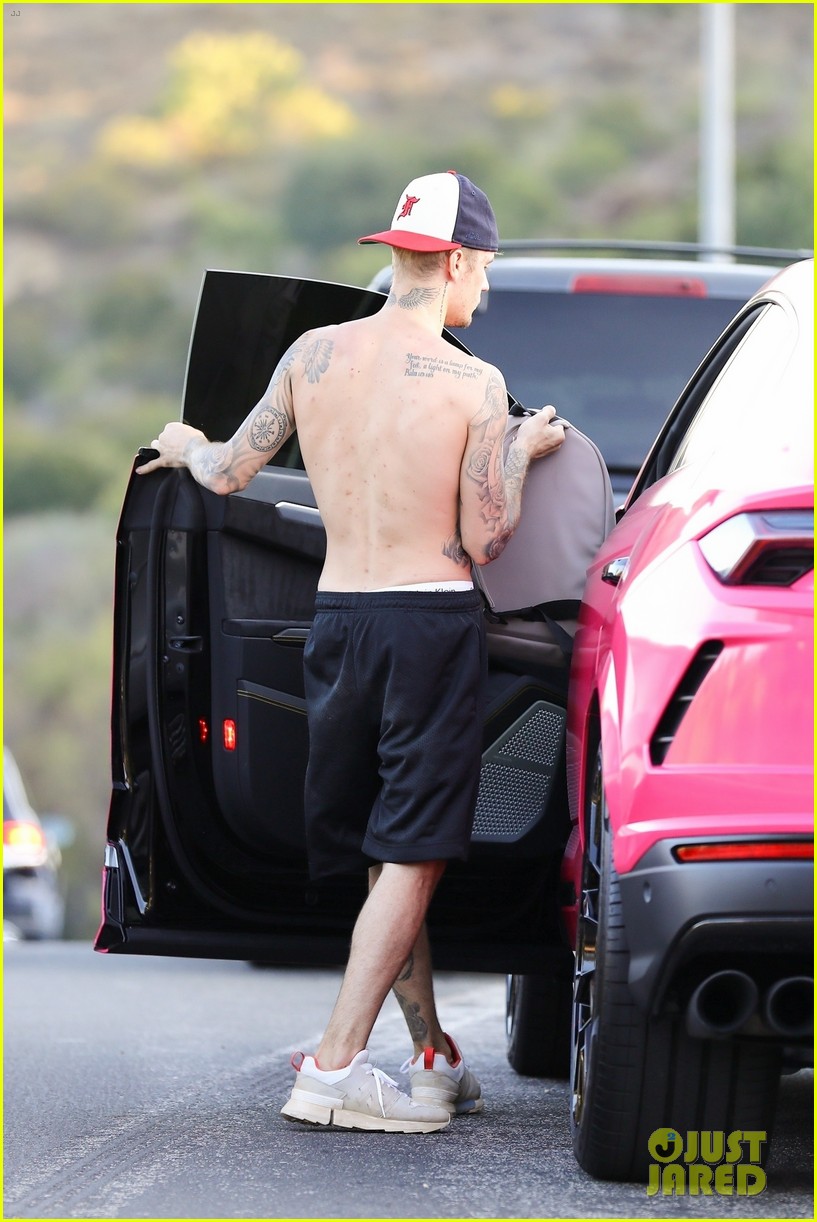 Shirtless Justin Bieber & Wife Hailey Hold Hands on Hike!