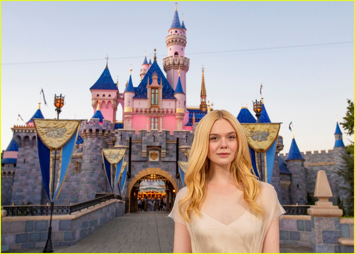 Elle Fanning Surprises 'Maleficent' Fans at Disneyland!
