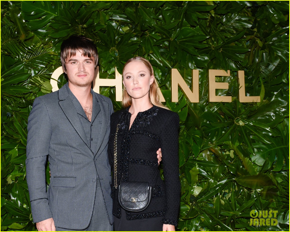 Stranger Things' Joe Keery Debuts Bowl Cut at Gabrielle Chanel Fragrance Dinner