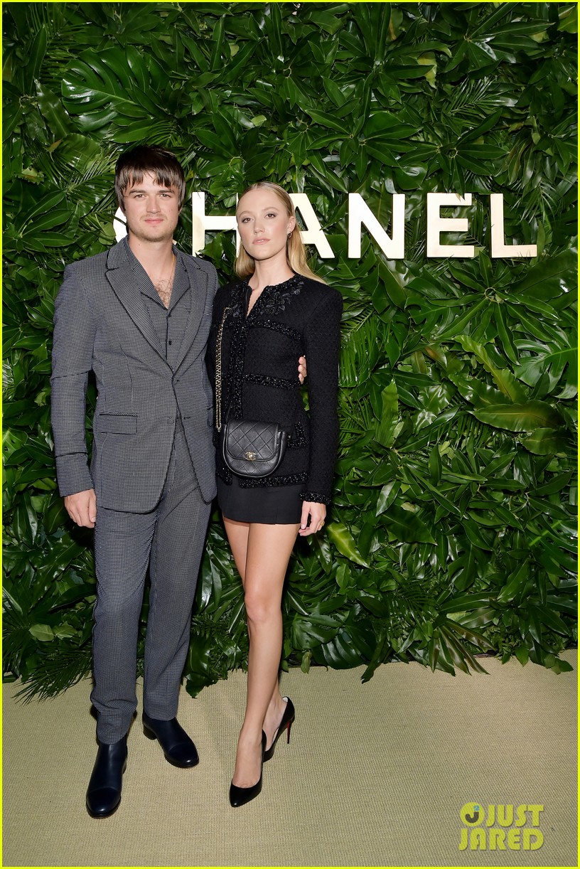 Stranger Things' Joe Keery Debuts Bowl Cut at Gabrielle Chanel Fragrance Dinner