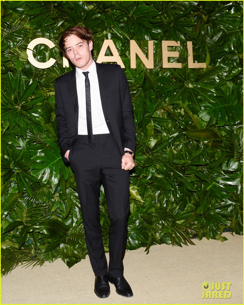 Stranger Things' Joe Keery Debuts Bowl Cut at Gabrielle Chanel Fragrance Dinner