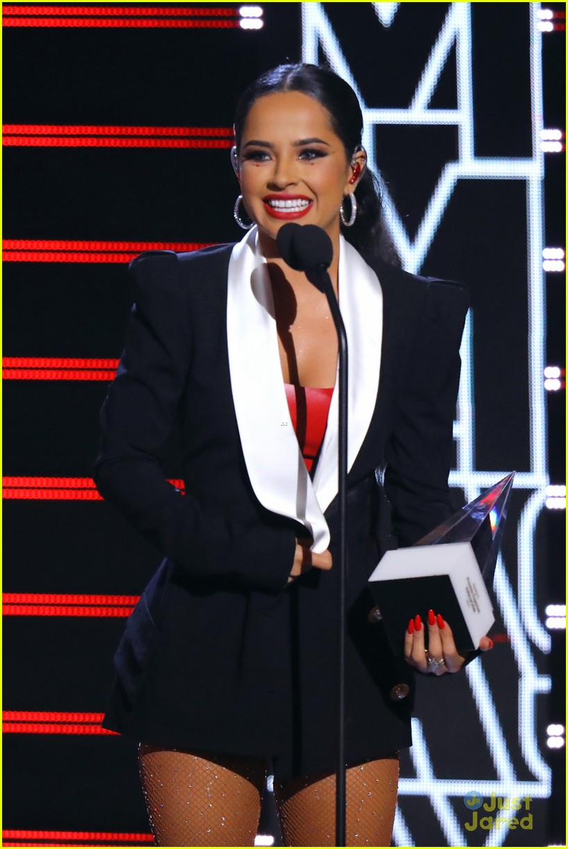 Becky G Performs Medley Of Songs at Latin AMAs 2019, Drops New Album 'Mala Santa' & Continues To Be Amazing in Every Way