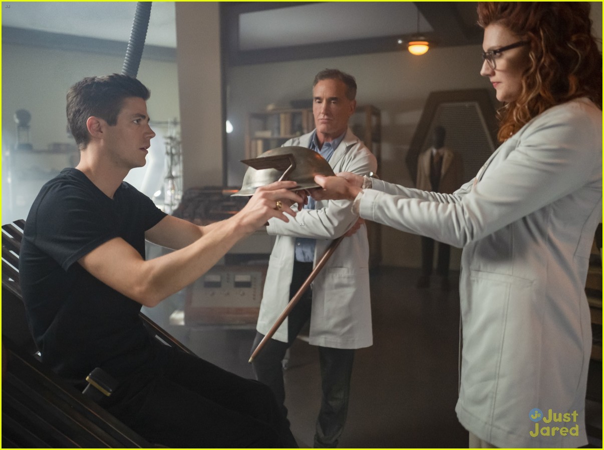 Team Flash Help Barry Looks To His Friends While Dealing With His Impending Death on 'The Flash'