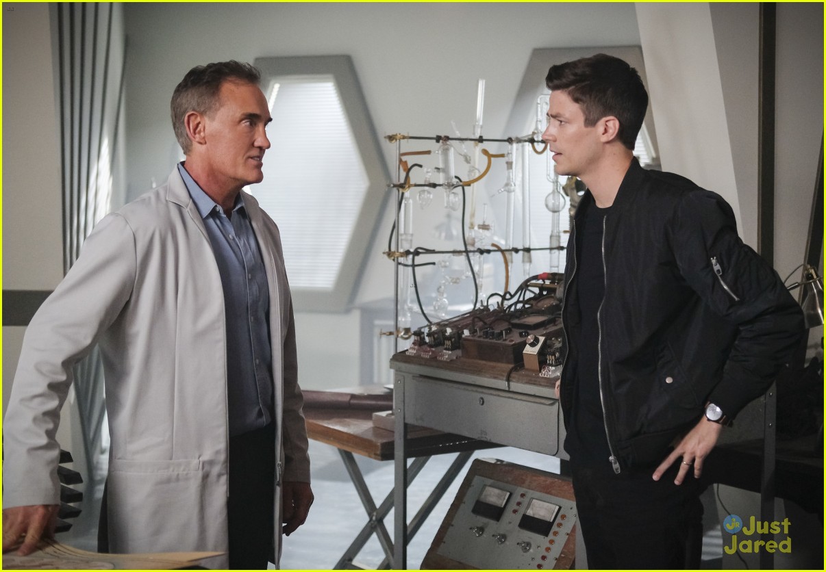 Team Flash Help Barry Looks To His Friends While Dealing With His Impending Death on 'The Flash'