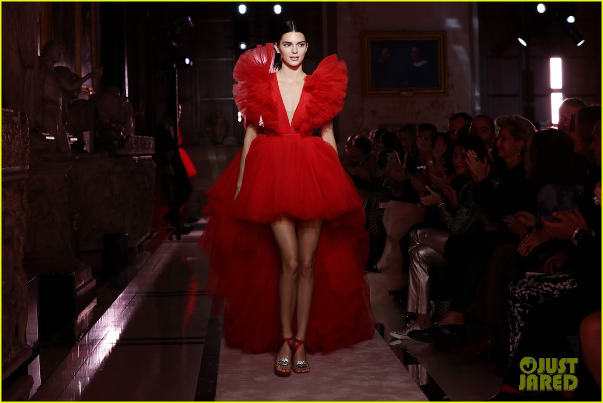 Kendall Jenner & Sofia Carson Wear the Same Dress at Same Event!