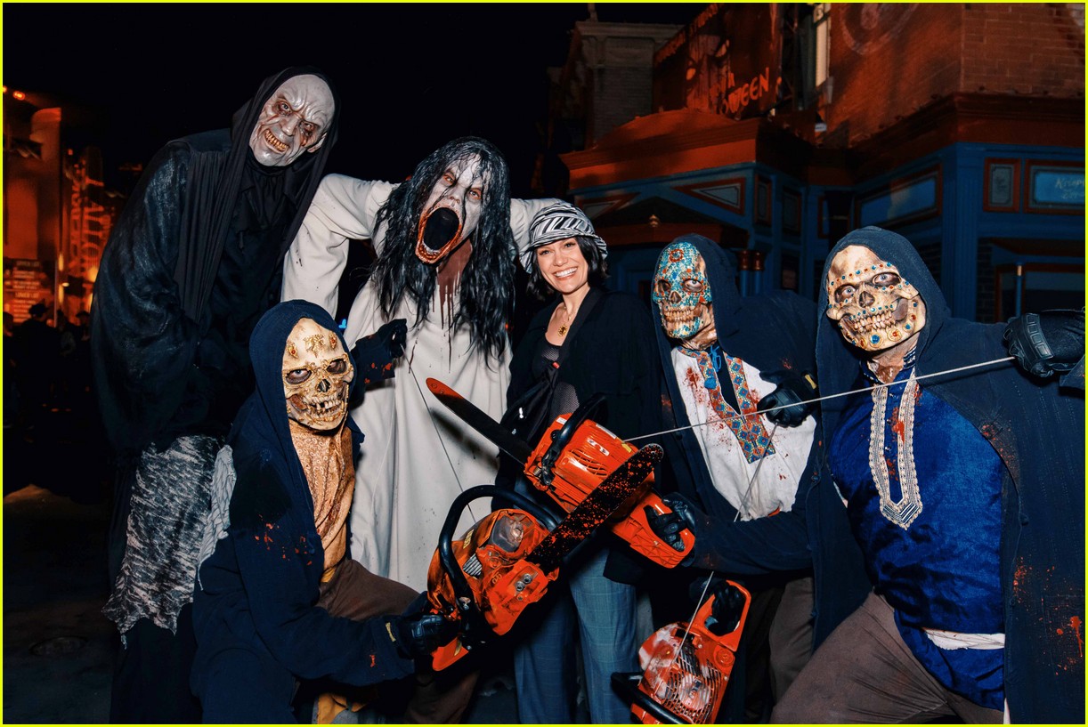 Demi Lovato & Billie Eilish Get Spooked at Universal Studios' Horror Nights!