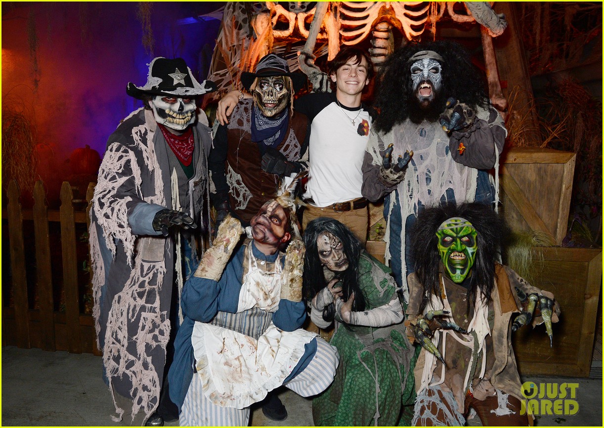 Ross Lynch Gets 'Much Needed Sibling Time' at Knott's Scary Farm