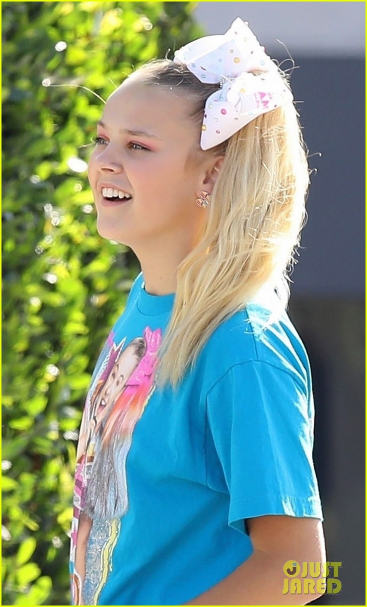 JoJo Siwa Visits a Hair Salon Ahead of Her 'KUWTK' Appearance